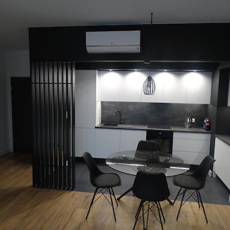 Black&White Apartment Bis - Male Garbary 8 Poznan Bagian luar foto