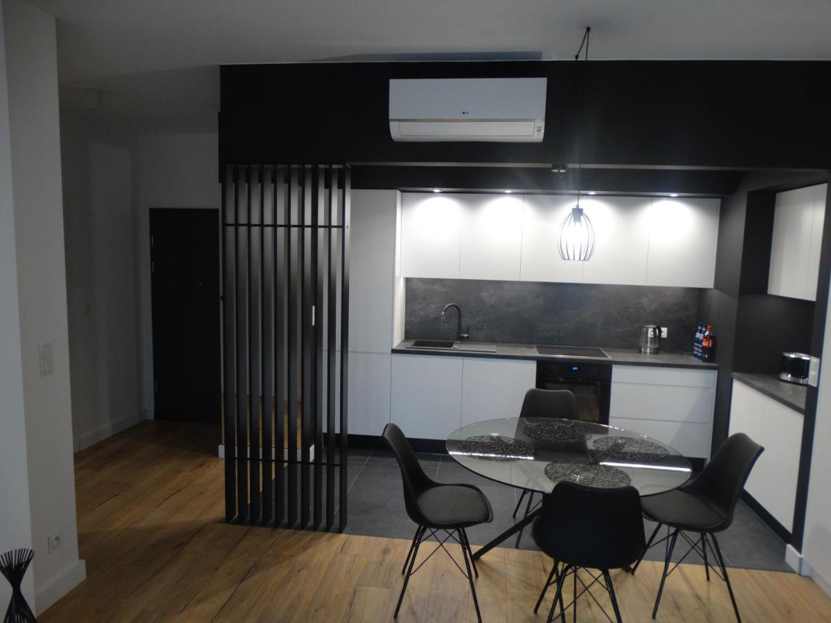 Black&White Apartment Bis - Male Garbary 8 Poznan Bagian luar foto