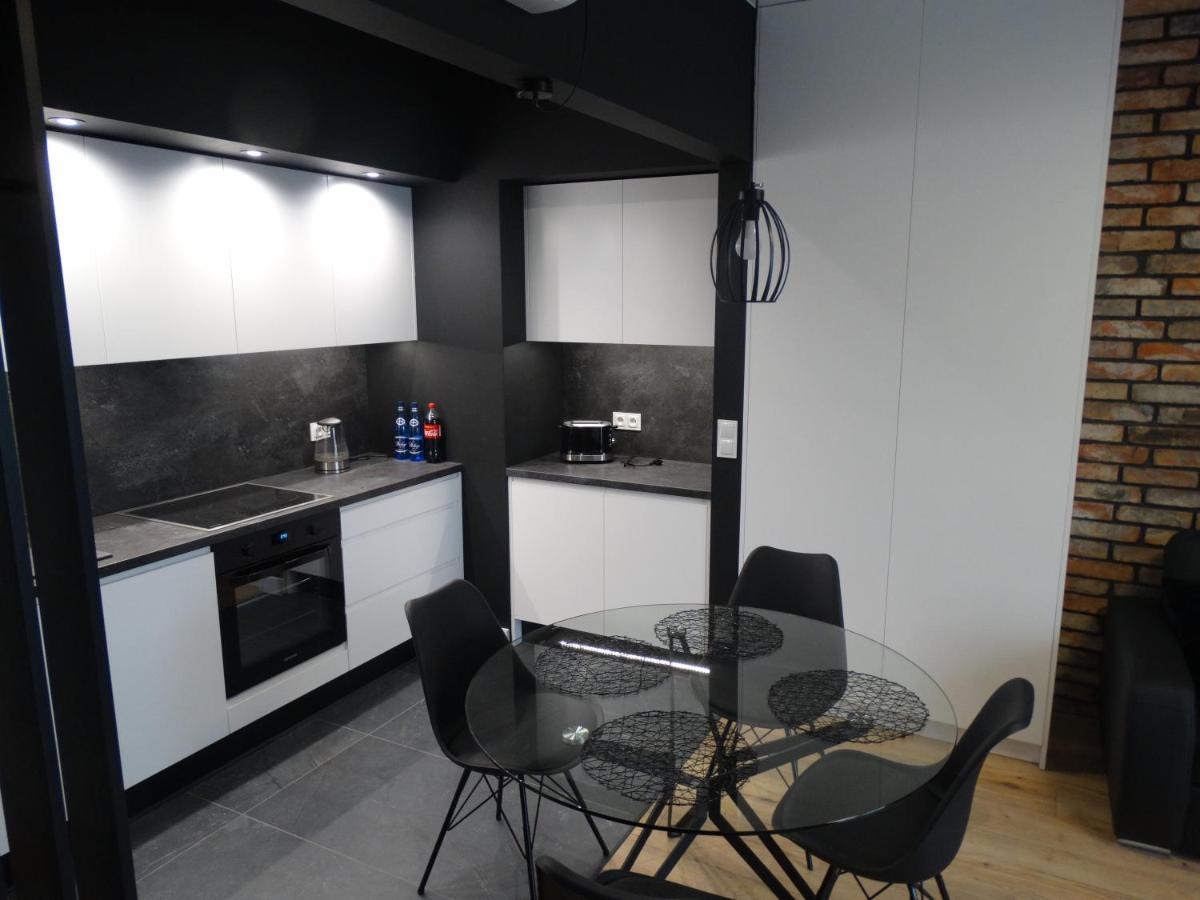 Black&White Apartment Bis - Male Garbary 8 Poznan Bagian luar foto
